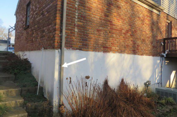Corner vertical crack in the back of a garage